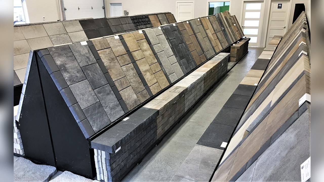 Bloc et Pavé Décor, situé au 700, 1re Avenue Sartigan, à Saint-Georges, offre une gamme complète de produits de béton spécialisés pour les aménagements extérieurs. Rocvale, Permacon et Techo-Bloc se partagent la vedette dans leur vaste salle de montre.