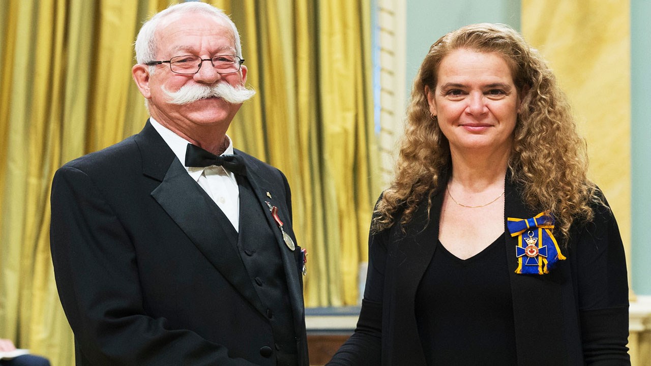 Denis Poulin et la gouverneure générale du Canada, la très honorable Julie Payette.