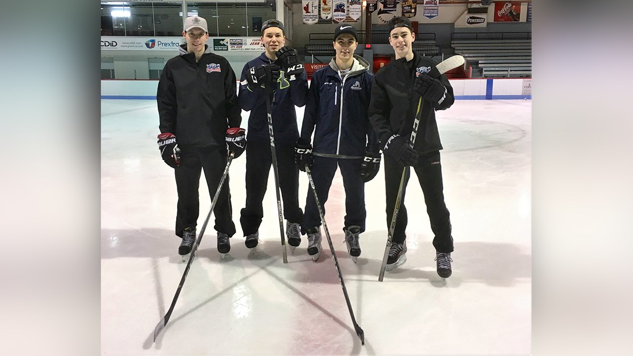 Les hockeyeurs Alexandre Leclerc, Françis Drouin, Gabriel Beaudoin et Maxime Cormier des Bulls de Saint-Prosper ont créé un mini-camp de hockey pour les 8 à 11 ans.