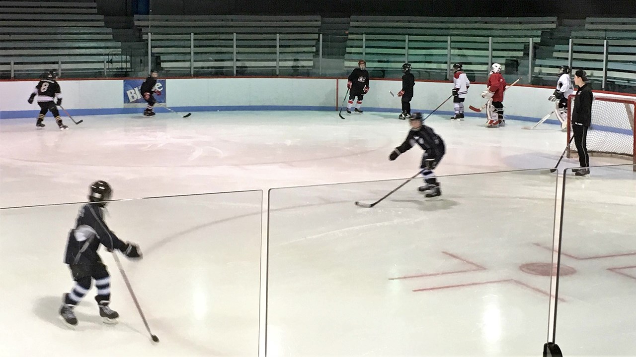 Quatre joueurs des Bulls de St-Prosper créent un camp de hockey pour les 8 à 11 ans
