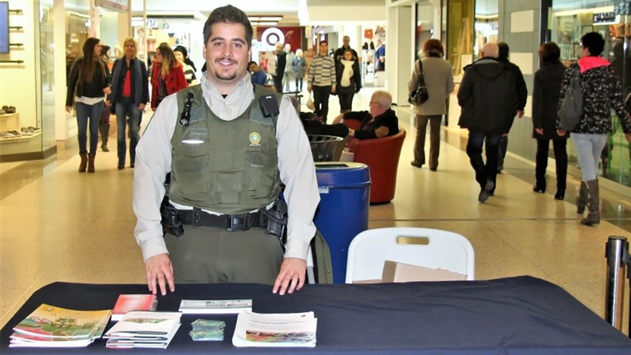 Un agent de la Sûreté du Québec qui a tenu un kiosque sur la prévention de la fraude lors du samedi 14 mars 2015 au Carrefour Saint-Georges.