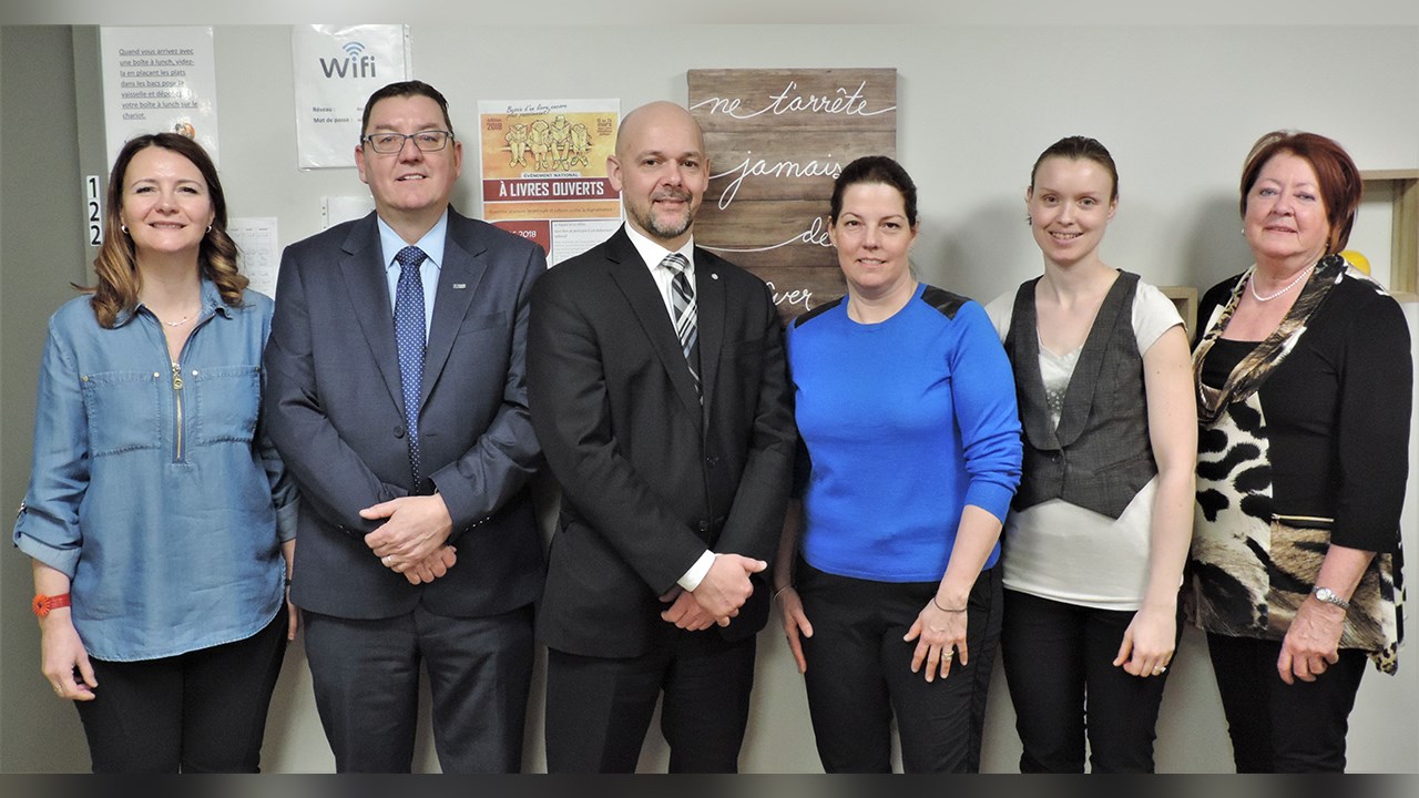 Le comité organisateur du souper-bénéfice au homard de l'organisme Au Bercail de Saint-Georges. De gauche à droite : Cathy Fecteau, directrice, Pierre Lacombe, président, Jean Poulin, administrateur, Catherine Larochelle, présidente d'honneur de l'événement, Rachelle Rodrigue, adjointe administrative, et Jacynthe Poulin, vice-présidente.