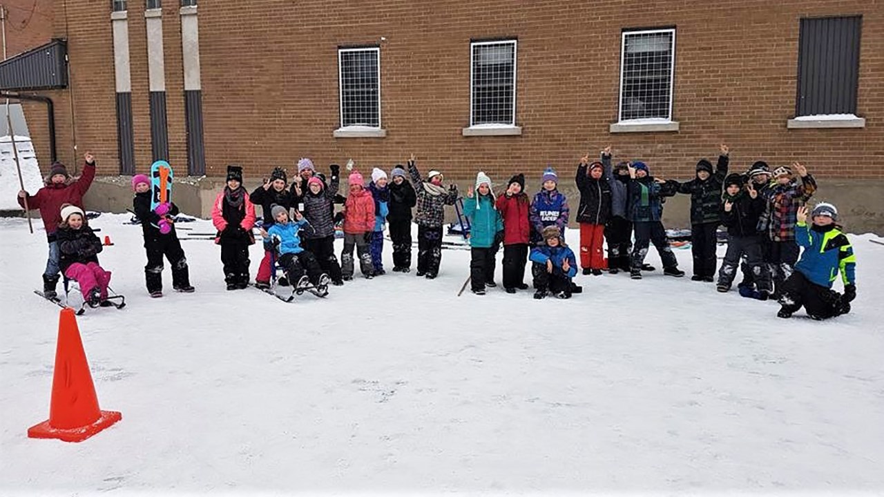 Un groupe d'enfants qui a participé au triathlon Défi-Santé junior à l’école Barabé-Drouin de Saint-Isidore.