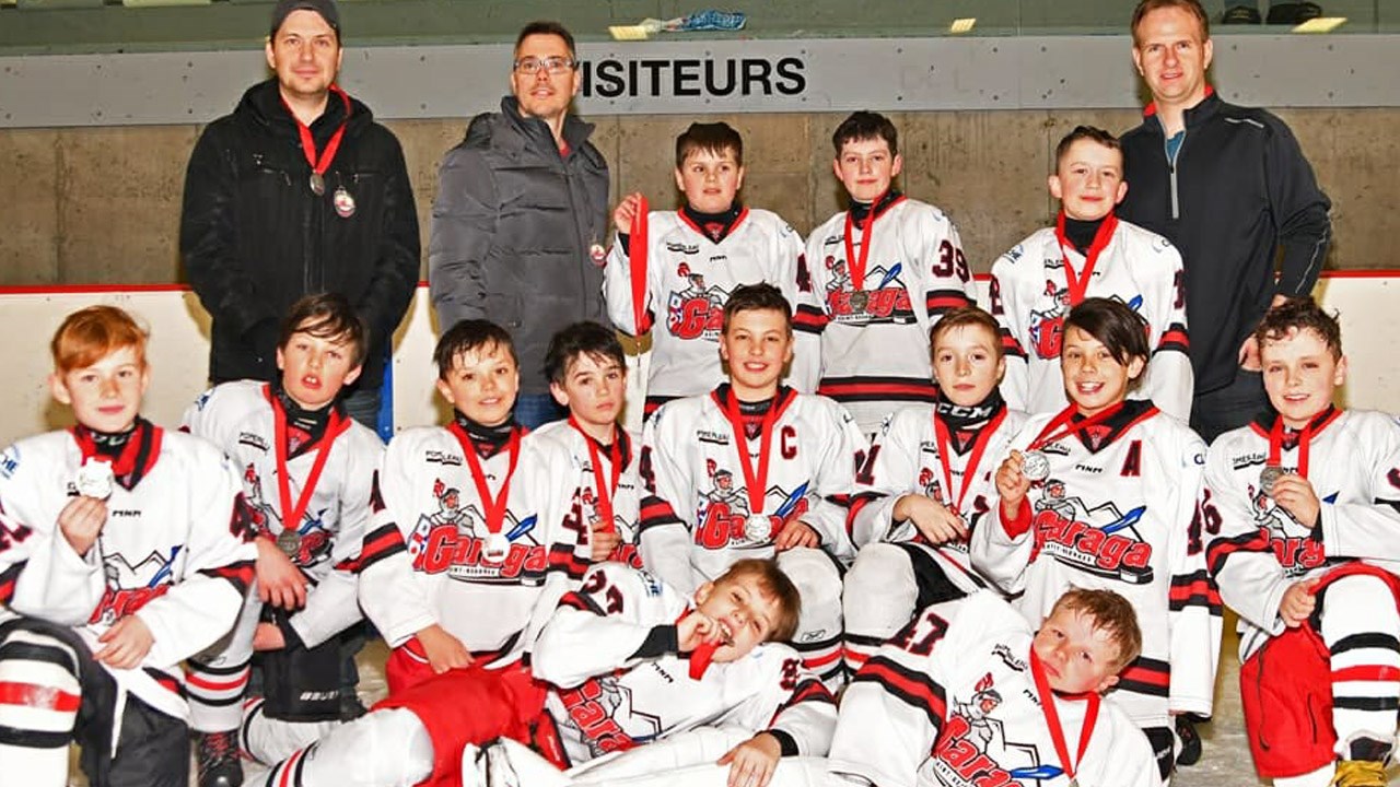 Hockey : le Garaga Atome B1 chute en finale devant les Sénateurs de Bellechasse 2