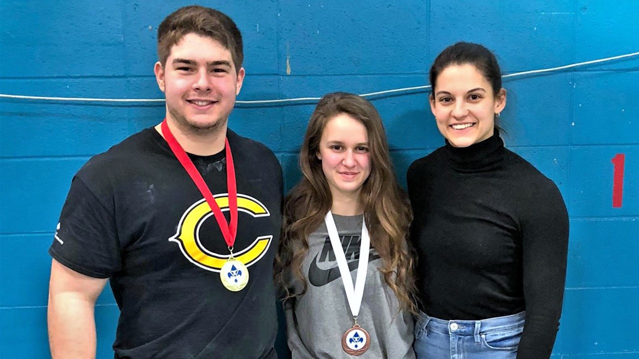 De gauche à droite : Jérémy Turmel, qui a remporté l'or, Audrez-Ann Perry Dupuis, qui a remporté le bronze, accompagnés de leur entraîneure Amélie Filion.