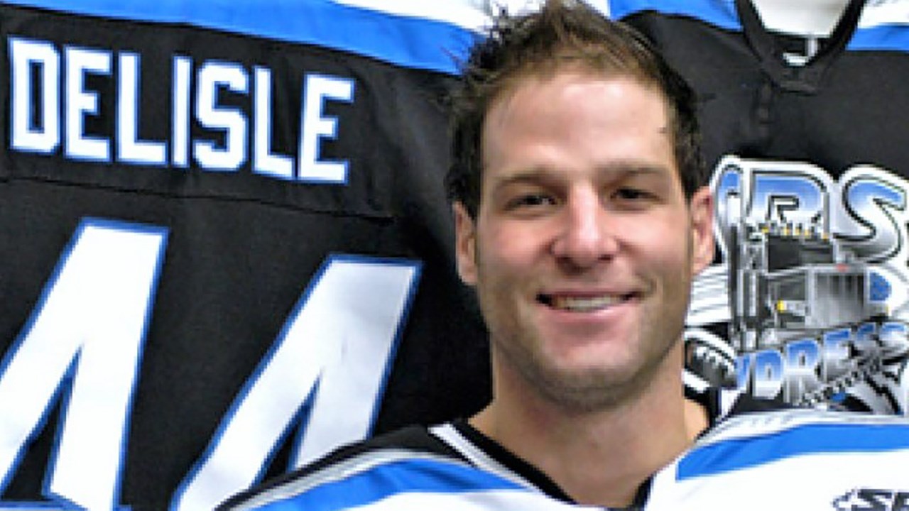 Jonathan Delisle, ancien joueur de hockey du CRS Express de Saint-Georges, a perdu la vie le 16 mars 2006 dans un accident de voiture.