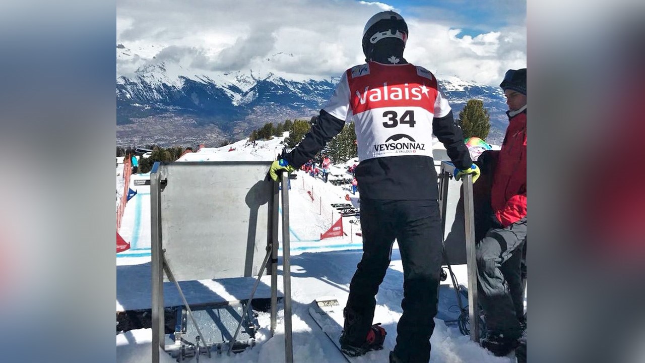 L'athlète de Sainte-Marie en snowboard cross, Éliot Grondin, lors des qualifications pour la Coupe du monde de Veysonnaz, en Suisse, vendredi le 16 mars 2018.
