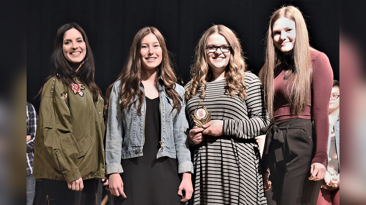 Arianne Vachon, Marie-Rose Jacques et Kelly-Ann Leclair, qui ont remporté la deuxième place dans la catégorie « Interprétation » avec leur pièce « Je l'aime à mourir », en compagnie de la juge Valérie Boutetu (à gauche).