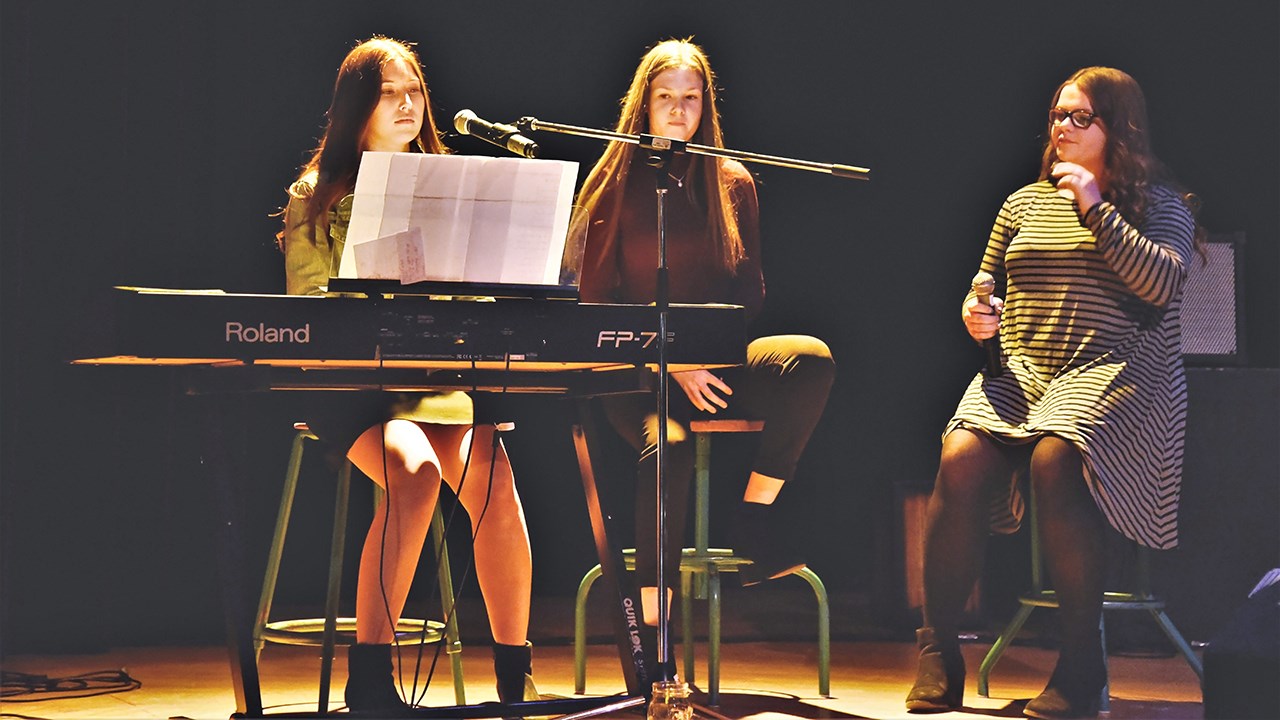 Arianne Vachon, Marie-Rose Jacques et Kelly-Ann Leclair ont remporté la deuxième place dans la catégorie « Interprétation » avec leur pièce « Je l'aime à mourir ».