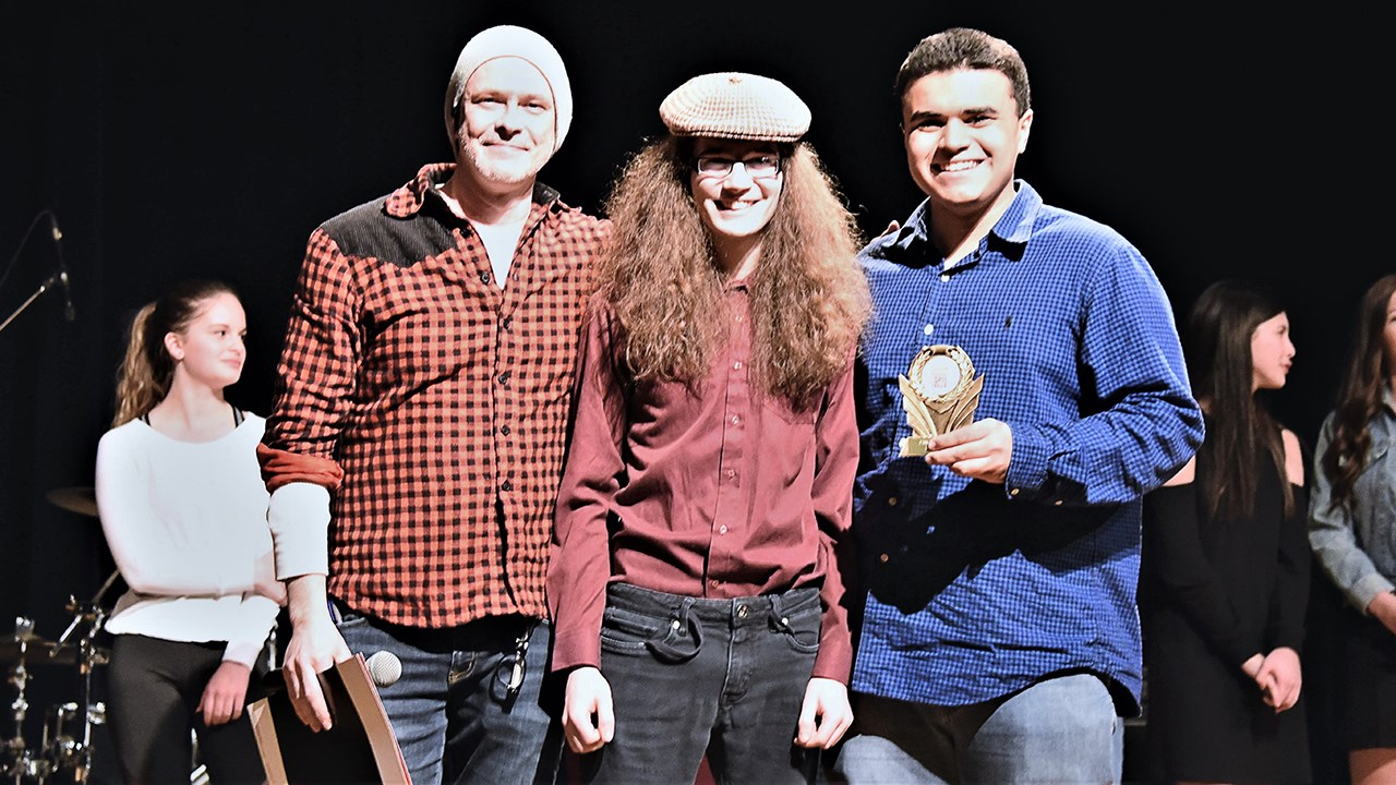 Zacharie Boisvert (au centre) et Victor Doyon (à droite), qui ont remporté la première place dans la catégorie « création totale » avec leur pièce « Curriculum vitae », en compagnie du juge Alain Dignard (à gauche).