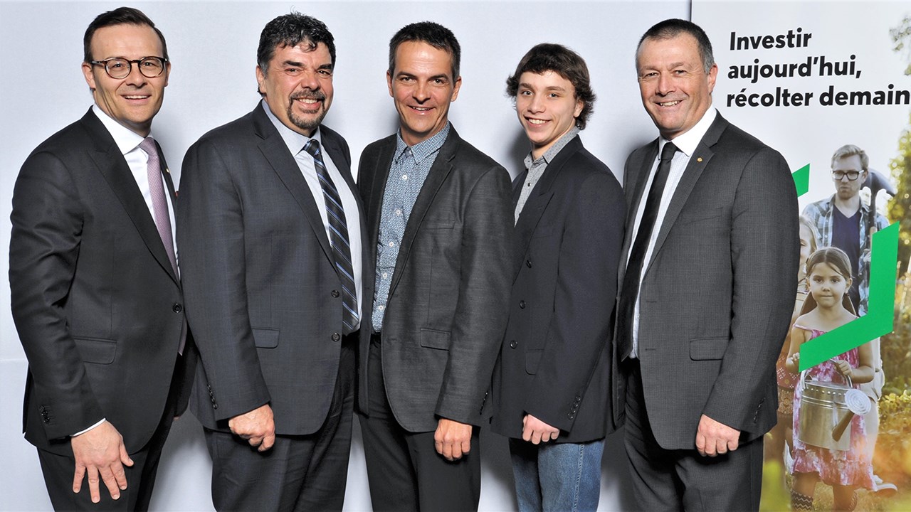 Les représentants de Desjardins, à gauche et à droite, entourent les représentants du Centre de formation en entreprise et récupération de Beauce, qui ont reçu un montant de 207 750 $ de la part de l'institution financière.
