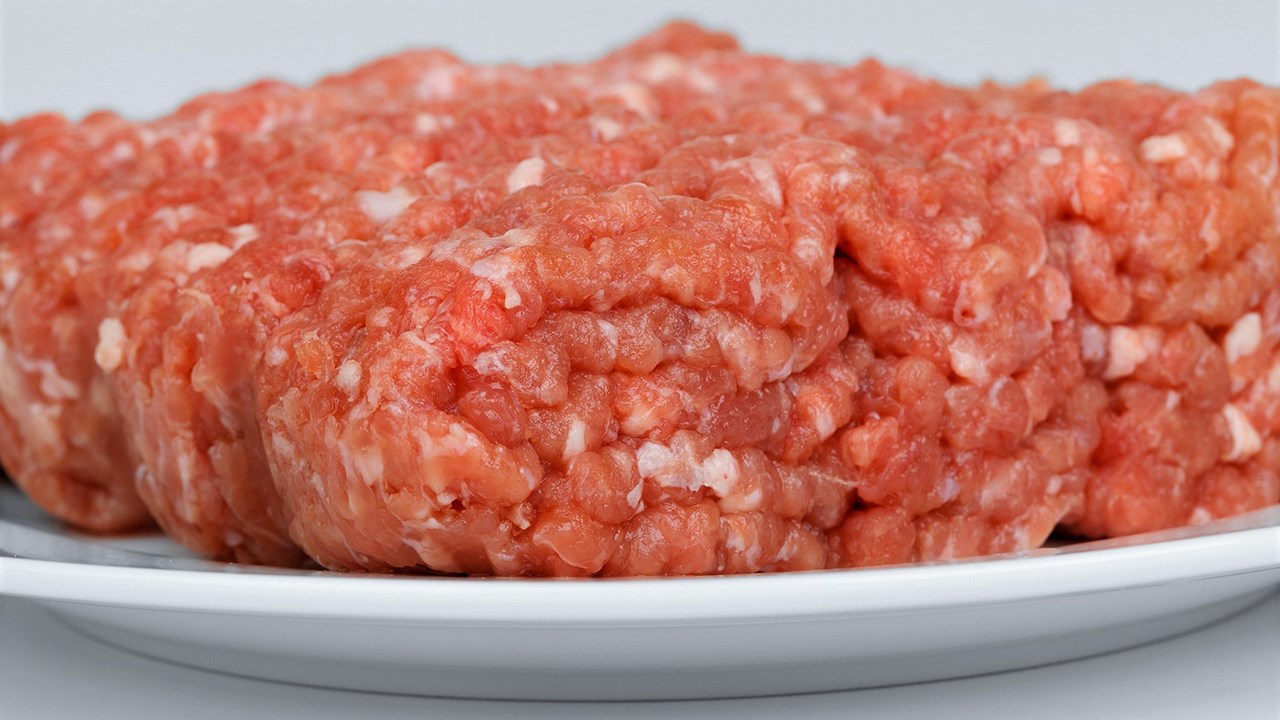 Les produits visés par le rappel sont le boeuf haché mi-maigre S/A de la marque Viandes Lauzon, de 2,50 kg, dont la date d'emballage est le 5 mars 2018 (18-03-05), ainsi que les paquets de boeuf haché mi-maigre de la marque Triple A, de 8 x 454 kg, emballés le 5 mars 2018 également.