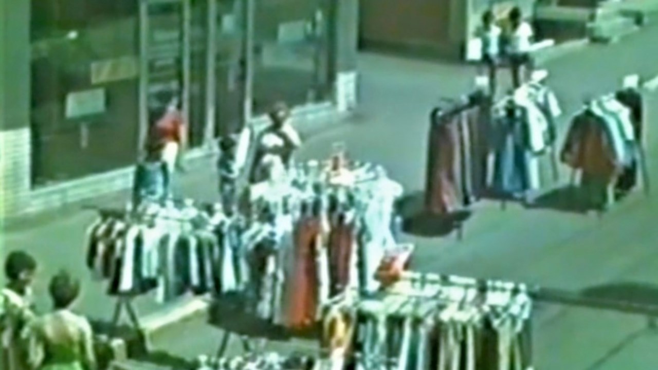Dans cette capsule d'Hier à aujourd'hui avec Normand DeLessard, Normand présente des images d'une vente-trottoir qui s'est déroulée sur la 1re Avenue, à Saint-Georges, en 1980.