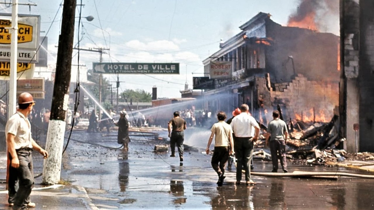 Dans cette capsule d'Hier à aujourd'hui avec Normand DeLessard, Normand présente des images de l'incendie survenu à l'hôtel Hermandis, à Saint-Georges, en juillet 1965, connu comme étant l'un des plus gros incendies de l'histoire de Saint-Georges.