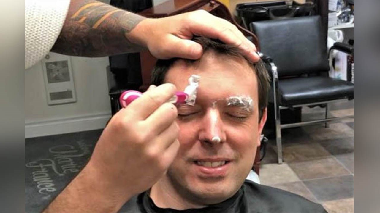 Jean-François Busque a débuté son mois de défis en se faisant raser les deux sourcils, mardi le 6 mars 2018, en solidarité avec le jeune Éphremois de 14 ans. Cette coupe de sourcils lui a permis d'amasser une somme de 550 $.