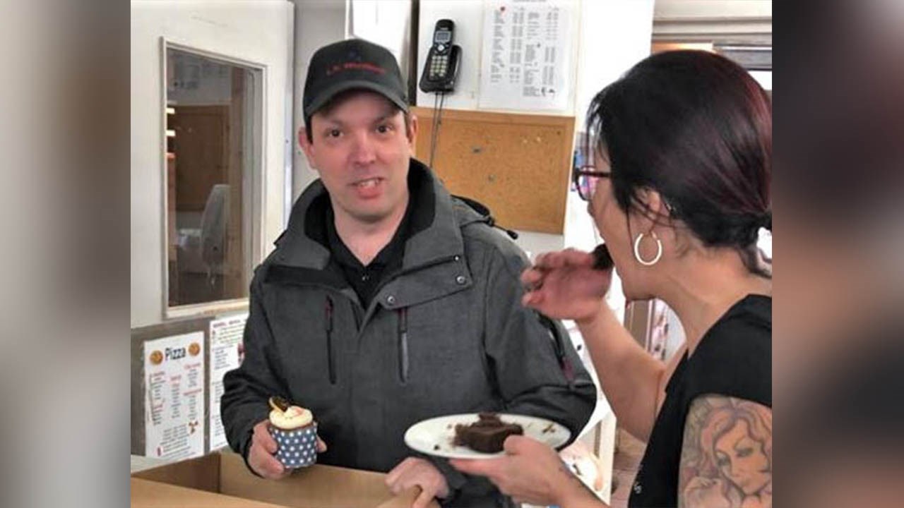 Jean-François Busque a pu amasser plus de 3 600 $ pour Alexandre Bureau et sa famille grâce à la vente de petits gâteaux.