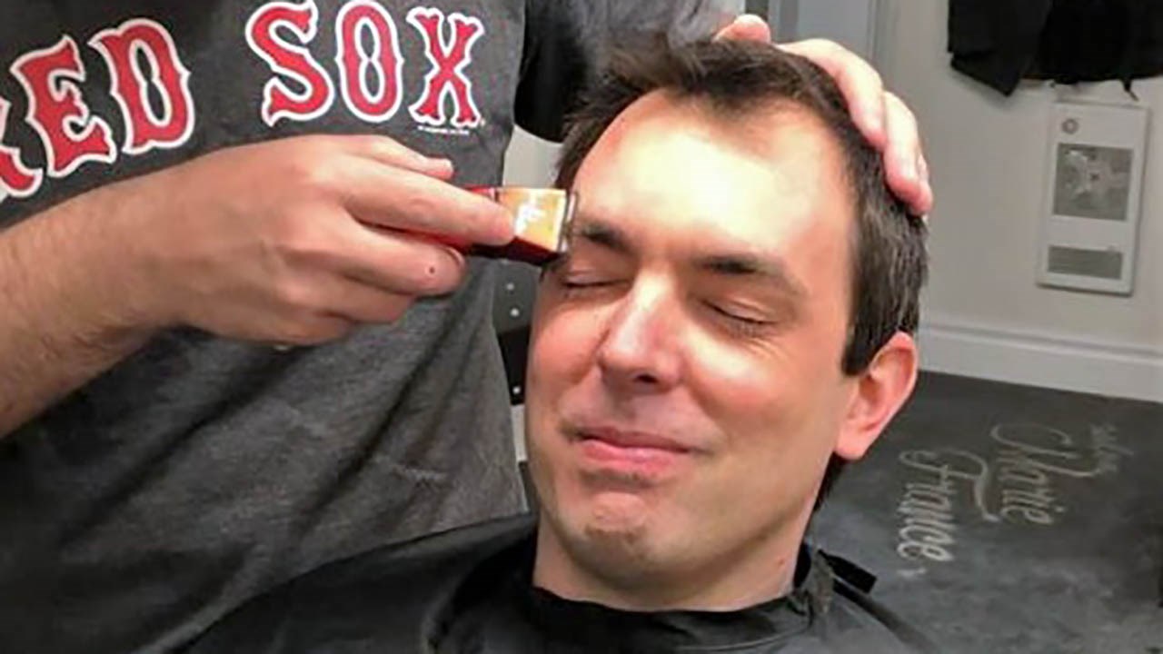 Jean-François Busque a débuté son mois de défis en se faisant raser les deux sourcils, mardi le 6 mars 2018, en solidarité avec le jeune Éphremois de 14 ans. Cette coupe de sourcils lui a permis d'amasser une somme de 550 $.