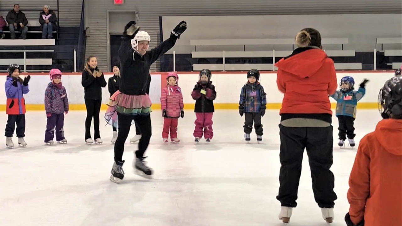 Le défi du Club de patinage artistique (CPA) Les Sarcelles de Saint-Éphrem, réalisé samedi le 17 mars 2018, a permis d'amasser 342 $ pour le jeune Alexandre Bureau et sa famille. Pour l'occasion, Jean-François Busque a été mis au défi d’apprendre quelques pirouettes avec les membres du CPA.