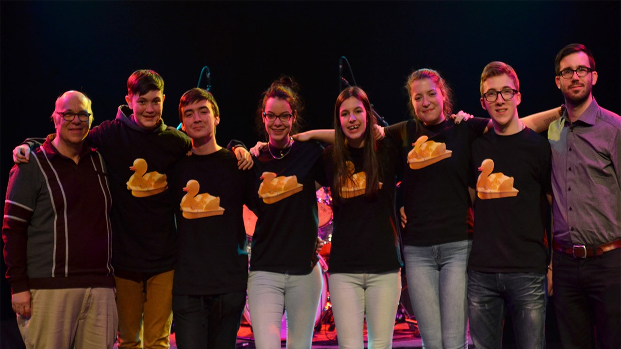 Joie d'être gai.
Le groupe jaune pédalo : Jérémy Plamondon, Jérémy Bouchard, Karolanne Grégoire, Hémie Pouliot-Jacques, Audrey-Ann Paré et Sébastien Laplante.