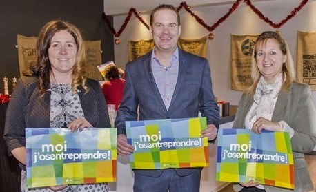De gauche à droite : Dany Gilbert, présidente d'honneur de l'édition 2017 du Défi OSEntreprendre pour la région de la Chaudière-Appalaches, Éric Darveau, directeur général adjoint du Développement du réseau et des partenariats, ainsi que Christine Lévesque, coordonnatrice régionale du Défi OSEntreprendre.