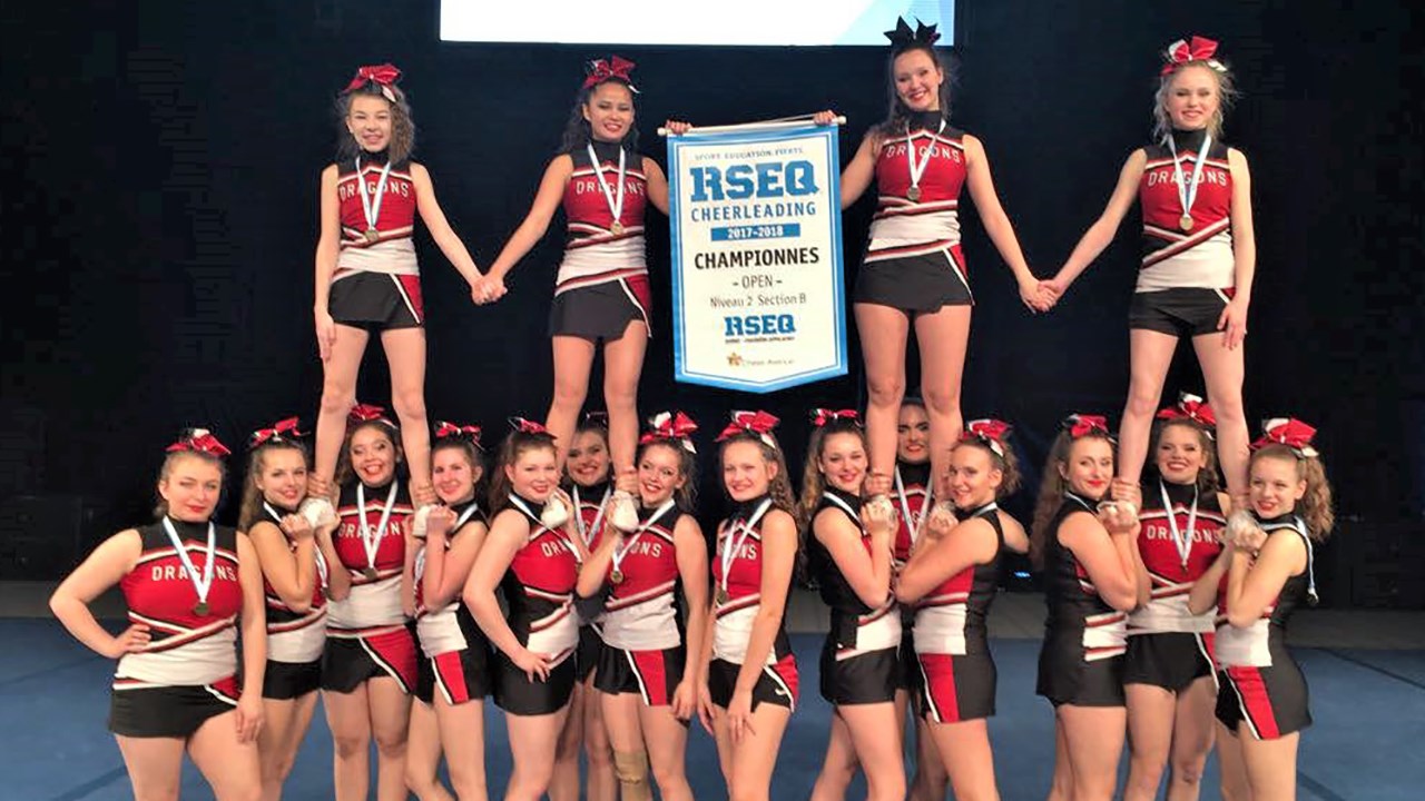 L'équipe de cheerleading des Dragons de la polyvalente de Saint-Georges a remporté l'or au PEPS de l'Université Laval, dimanche le 25 mars 2018.