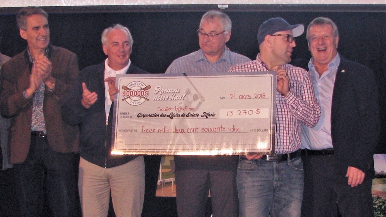 Un montant de 13 720 $ a été amassé grâce aux 325 convives présentes au souper-bénéfice au profit du projet de terrain de baseball régional de Sainte-Marie, samedi le 24 mars 2018.