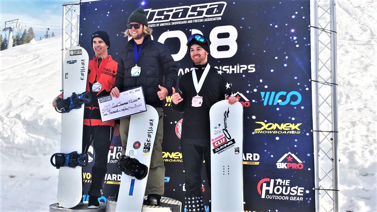 Éliot Grondin, de Sainte-Marie, à gauche, a obtenu la deuxième position aux Championnats américains seniors dimanche le 1er avril 2018. Il est accompagné de l'Américain Cole Johnson, au centre, qui a terminé au premier rang, et de l'Américain Senna Leith, à droite, qui a terminé en troisième position.