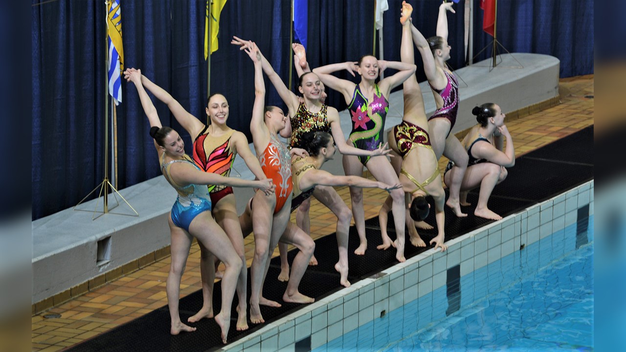 Les nageuses du club Québec Excellence Synchro, niveaux junior et senior, qui ont participé à l’épreuve d’équipe acrobatique aux Championnats canadiens de qualification de nage synchronisée du 20 au 25 mars 2018, à Calgary. Absente de la photo : la nageuse beauceronne Andrée-Anne Côté, de Saint-Georges, en raison d'une blessure.