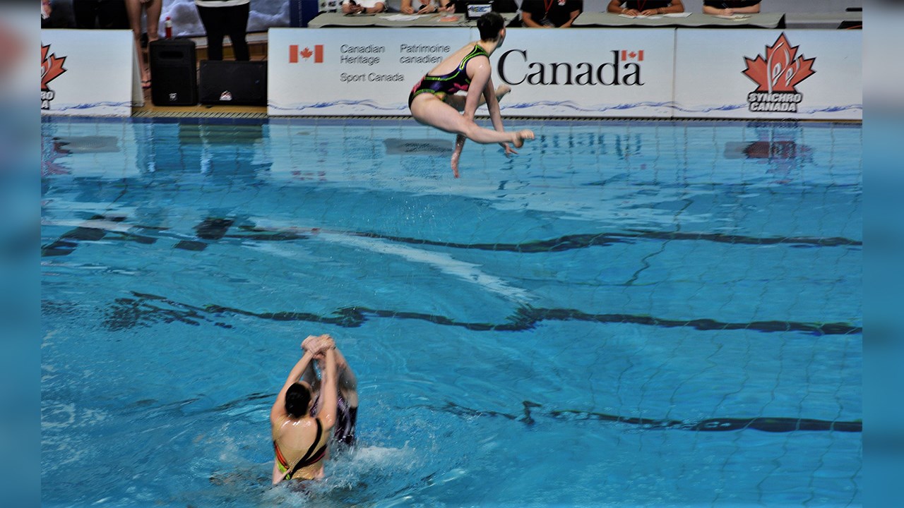 Les nageuses du club Québec Excellence Synchro, niveaux junior et senior, qui ont participé à l’épreuve d’équipe acrobatique aux Championnats canadiens de qualification de nage synchronisée du 20 au 25 mars 2018, à Calgary. Absente de la photo : la nageuse beauceronne Andrée-Anne Côté, de Saint-Georges, en raison d'une blessure.