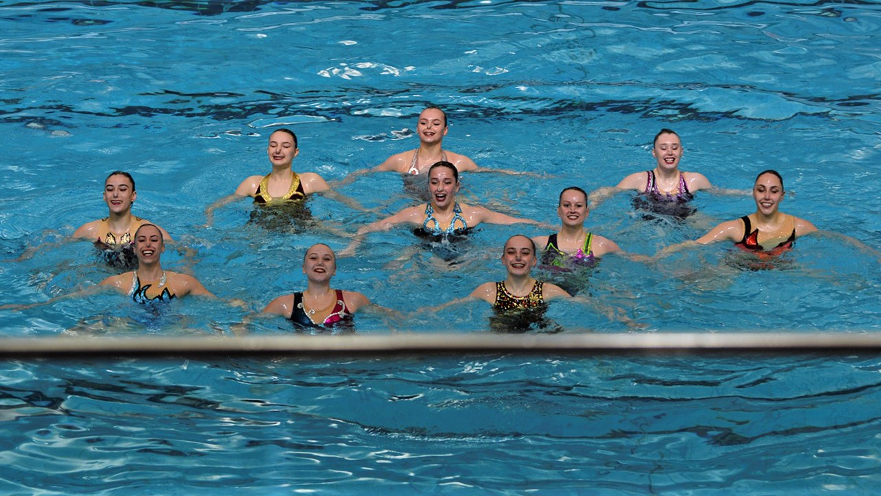 Les nageuses du club Québec Excellence Synchro, niveaux junior et senior, qui ont participé à l’épreuve d’équipe acrobatique aux Championnats canadiens de qualification de nage synchronisée du 20 au 25 mars 2018, à Calgary. Absente de la photo : la nageuse beauceronne Andrée-Anne Côté, de Saint-Georges, en raison d'une blessure.