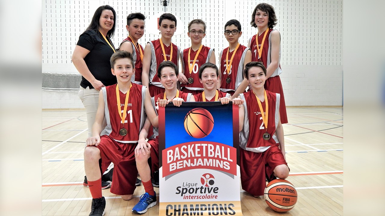 L'équipe de basketball interscolaire des Dragons de l'école des Deux-Rives.