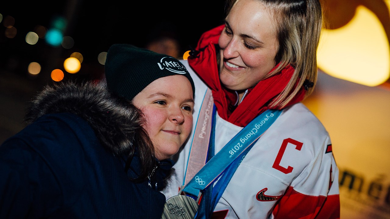 Marie-Philip Poulin et une fan