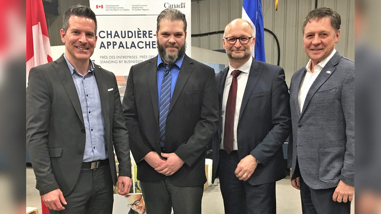 De gauche à droite : Martin Paris, conseiller chez Développement économique Canada pour les régions du Québec, Yannick Labonté, président-directeur général chez Métal Labonté, David Lametti, secrétaire parlementaire du ministre de l’Innovation, des Sciences et du Développement économique et Daniel Chaîné, directeur général et commissaire industriel au CLD Robert-Cliche.