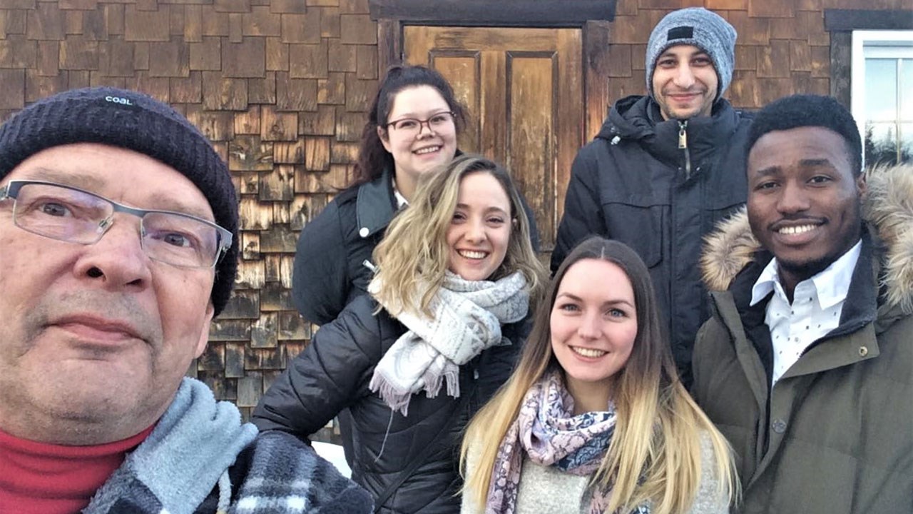 De gauche à droite (première rangée) : Éric Poulin, hôte à la cabane a sucre, Rosalie Poulin, agente de migration Place aux jeunes au Carrefour jeunesse-emploi de Beauce-Sud, Ludivine Pacheco et Xavier Ouedraogo. De gauche à droite (deuxième rangée) : Justine Lapierre-Poulin, agente de sensibilisation et d’intégration en immigration au Carrefour jeunesse-emploi de Beauce-Sud et Hamed Chaabouni.