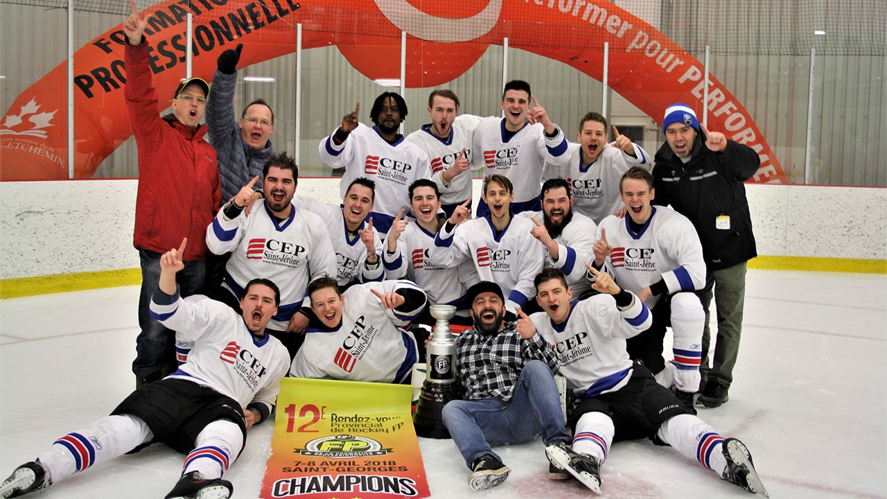 C’est une période de prolongation qui a permis aux joueurs du Centre d’études professionnelles de Saint-Jérôme (sur la photo) de soulever la Coupe FP, qu’ils ont disputée au Centre des monteurs de ligne de Saint-Henri. L’équipe des Laurentides l’a emporté par la marque de 3 à 2.