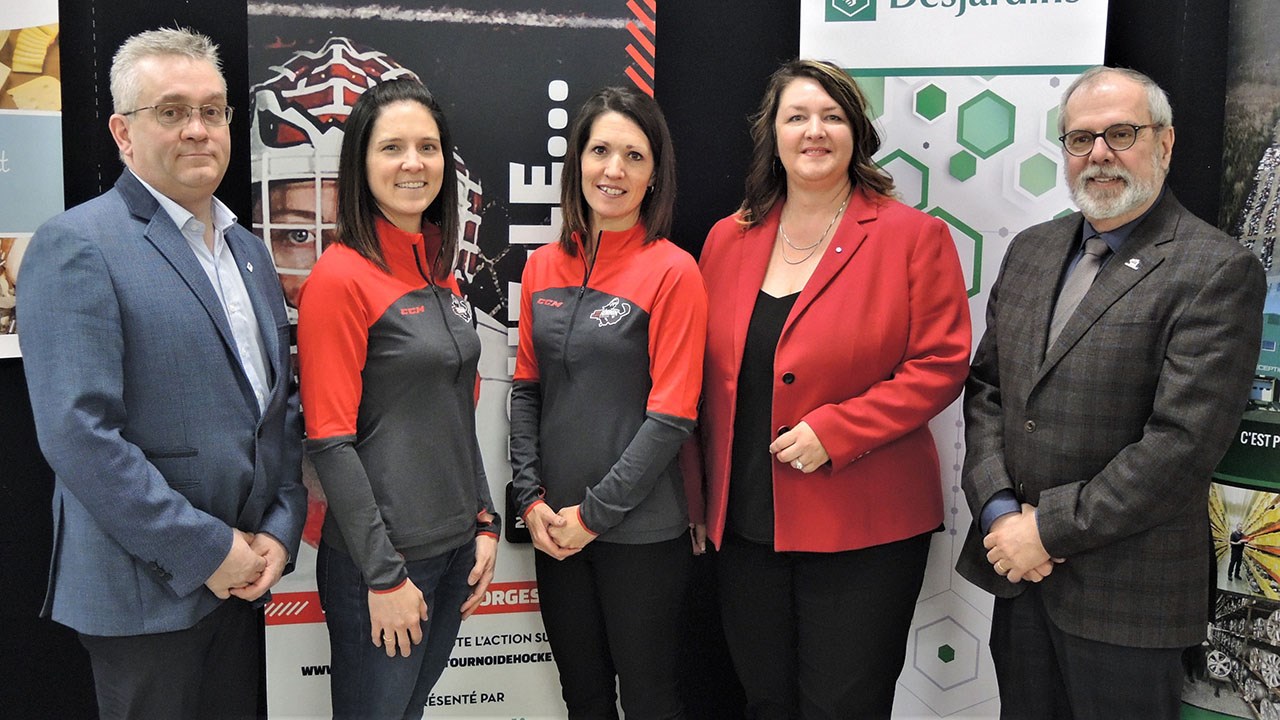 De gauche à droite : Sylvain Bourque, des Producteurs de lait du Québec, commanditaire majeur de la 7e édition du Tournoi de hockey féminin de Saint-Georges, Véronique Bernier et Diane Bélanger, organisatrices du tournoi, Nancy Rhéaume, conseillère en communication et vie associative chez Desjardins du Sud de la Chaudière, Desjardins de Chaudière-Sud et des Appalaches étant un allié important dans la tenue de cet événement sportif, et Claude Morin, maire de la Ville de Saint-Georges.