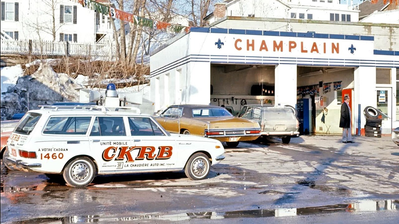 Dans cette capsule d'Hier à aujourd'hui avec Normand DeLessard, Normand présente des photos du garage Champlain qui était situé sur la 1re Avenue, à Saint-Georges, dans les années 1970.