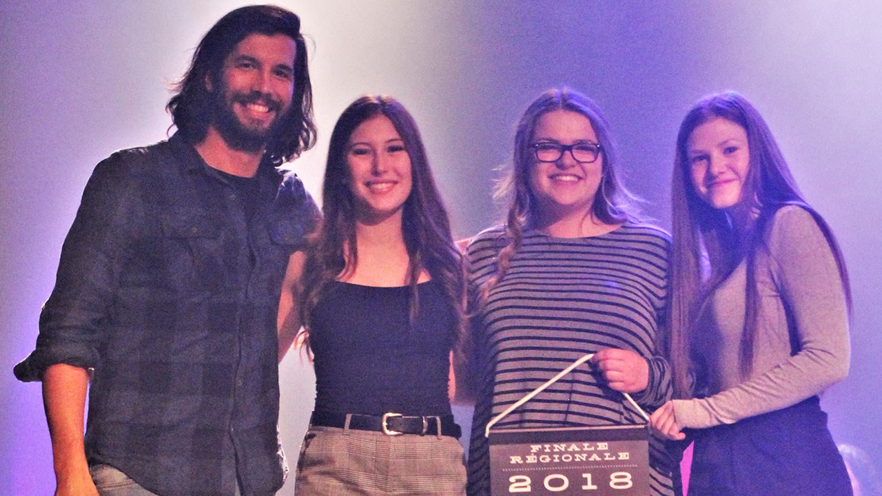 De gauche à droite : Laurence Castera, auteur-compositeur-interprète originaire de Saint-Philibert, l'un des cinq membres du jury, ainsi qu'Arianne Vachon, Marie-Rose Jacques et Kelly-Ann Leclair, qui ont remporté la deuxième place dans catégorie interprétation.