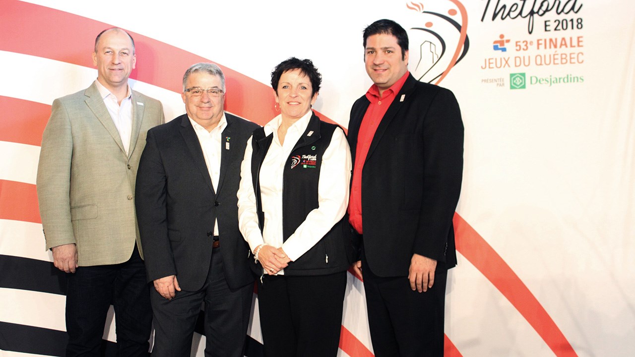 Alain Deschamps, directeur général de SPORTSQUÉBEC, Guy Bérard, directeur général de la 53 Finale des Jeux du Québec - Thetford 2018, Guylaine Dubuc, présidente du conseil d'administration de la 53 Finale des Jeux du Québec, et Marc-Alexandre Brousseau, maire de Thetford Mines
