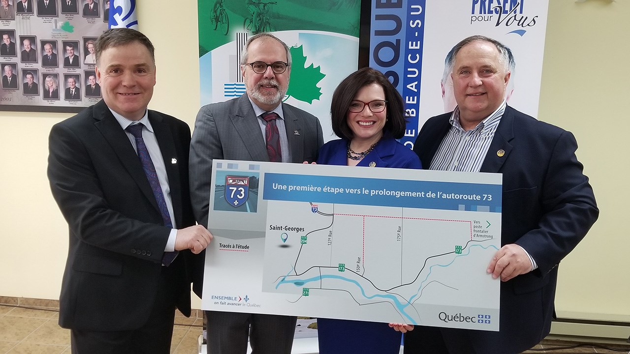 Normand Roy, préfet de la MRC de Beauce-Sartigan, Claude Morin, maire de Saint-Georges, Véronyque Tremblay, ministre déléguée aux Transports, et Paul Busque, député de Beauce-Sud.