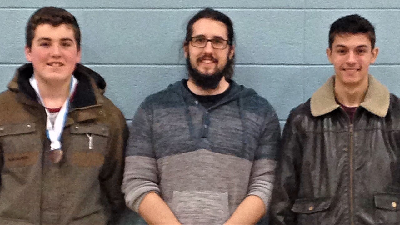 De gauche à droite : William Gosselin, de Saint-Honoré-de-Shenley, Billy Picard, l'entraîneur-chef du Club d'haltérophilie Les Dragons, et Randy Landry, de Saint-Ludger,