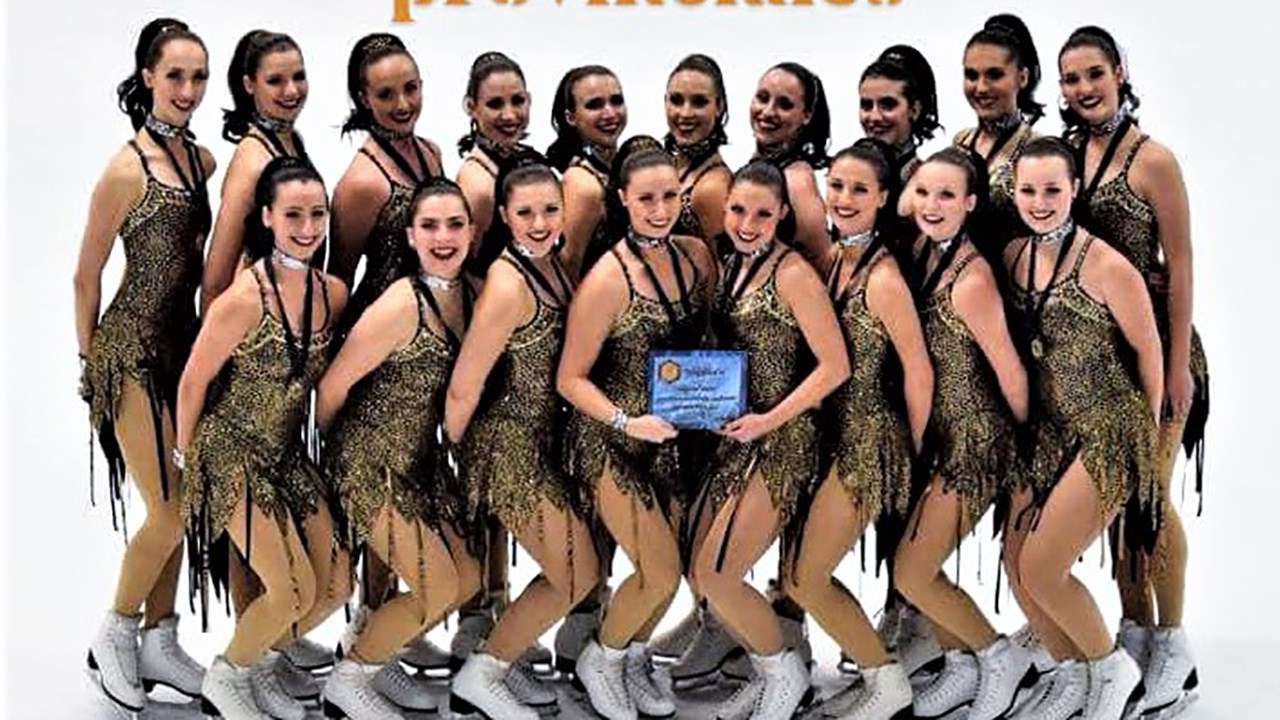 Les Suprêmes de Montréal, en patinage artistique synchronisé, aux championnats provinciaux.