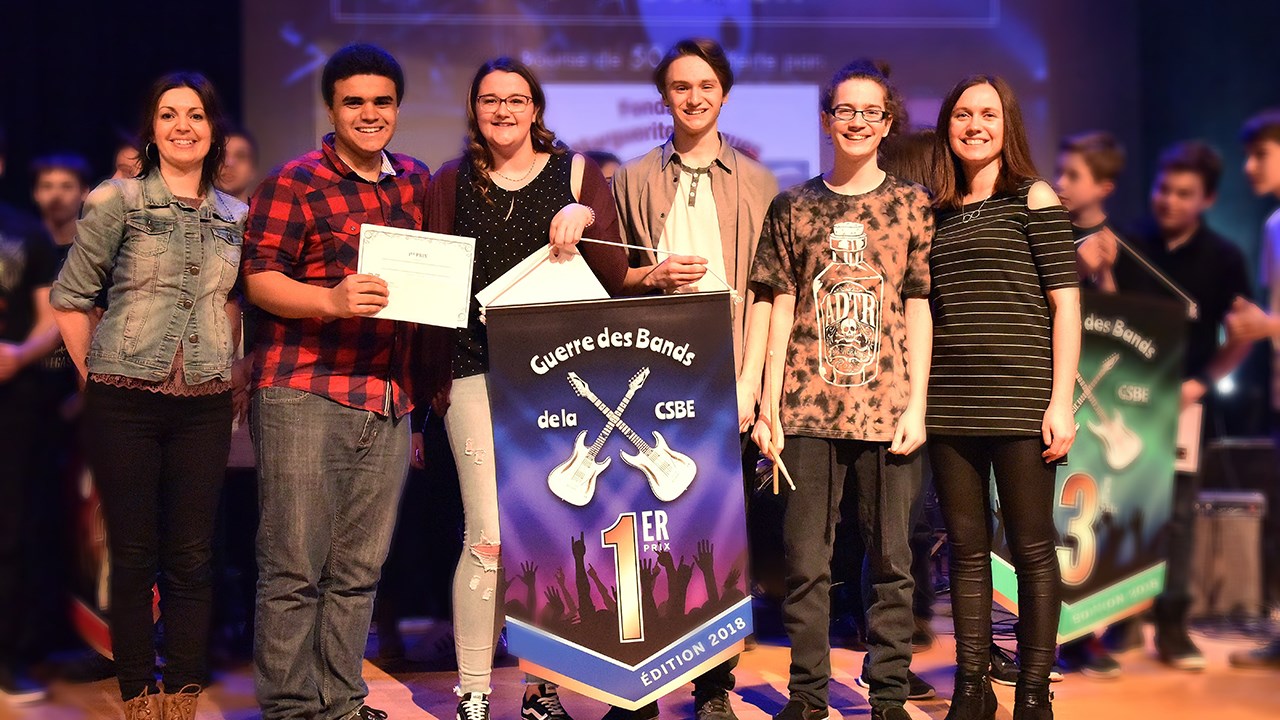 Mariane Doyon (Fondation Marguerite-Jacques), Victor Doyon, Alicia Vachon-Giguère, Émile Gagné, Zacharie Boisvert et Marie-Ève Hallé (enseignante) 