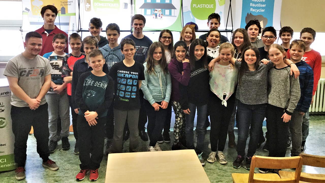 La caravane de la récupération du Centre de formation en entreprise et récupération de Beauce à l'école primaire de Saint-Odilon.
