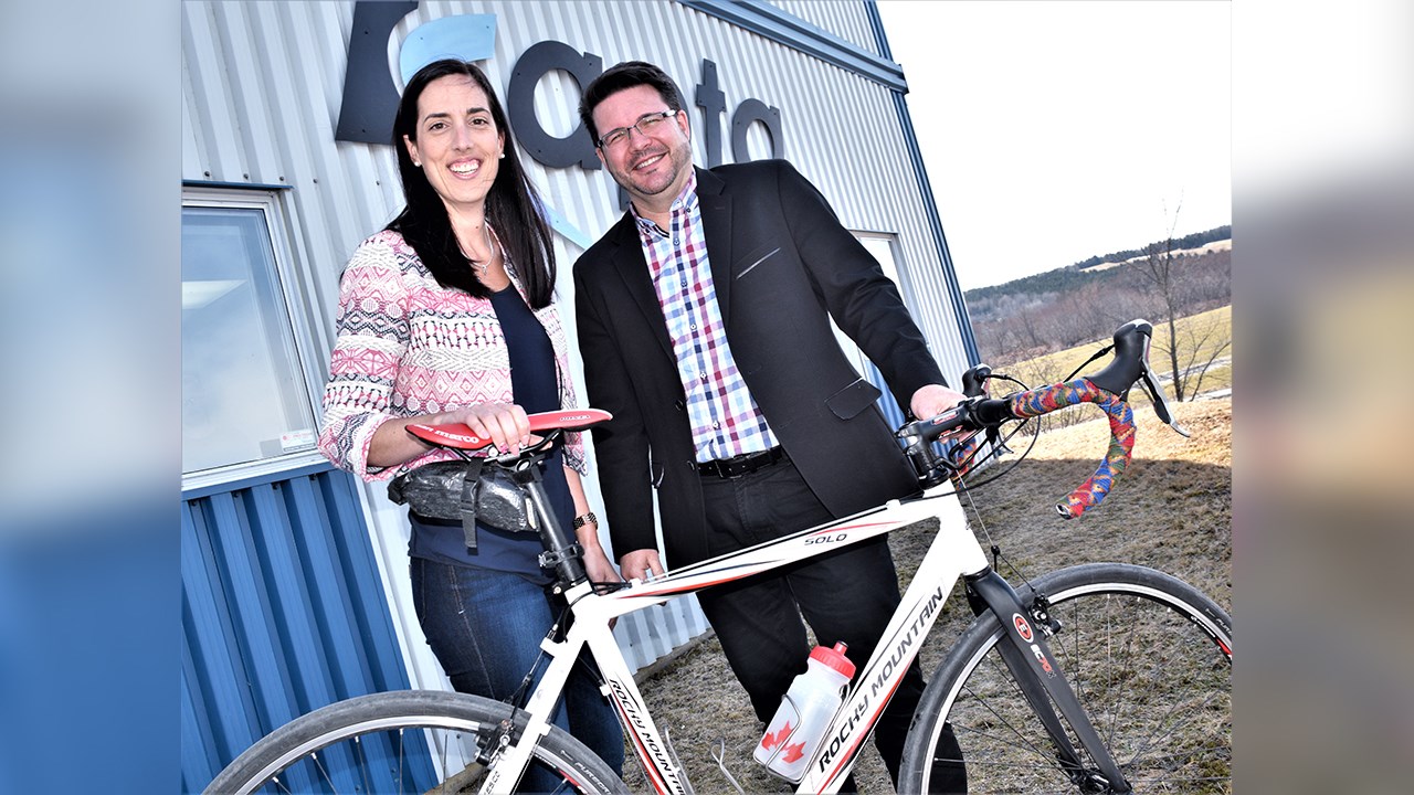 De gauche à droite : Catherine Leblanc, présidente de la Corporation du Grand Prix Cycliste de Beauce et avocate chez Bernier Beaudry, ainsi que Christian Jacques, propriétaire et président de l'entreprise Kapta et président d'honneur du Défi Tour de Beauce 2018.