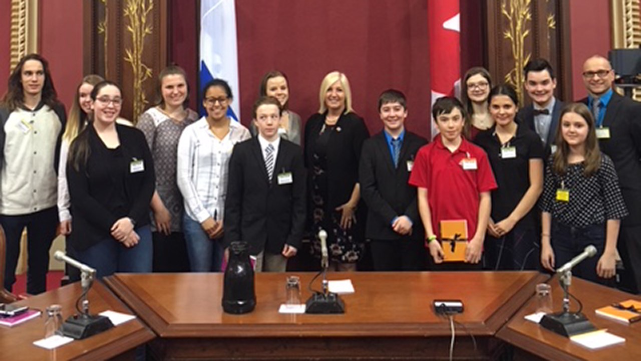 Groupe de l'École Jésus-Marie au Salon rouge de l'Assemblée Nationale