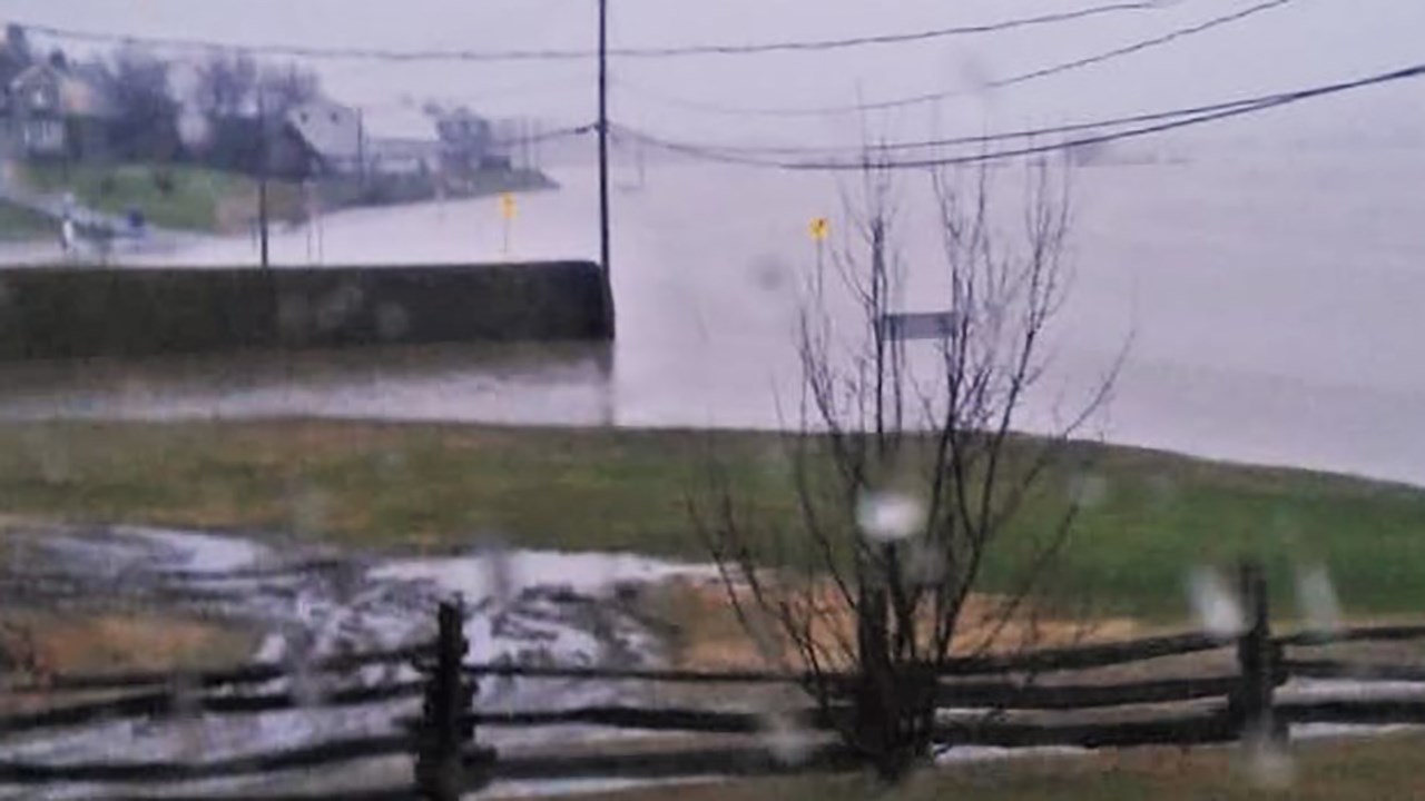 L'état des inondations à Saint-Joseph-des-Érables, près de l'intersection du Rang des Érables et de la route Lagueux (route 276), lundi matin le 30 avril 2018.