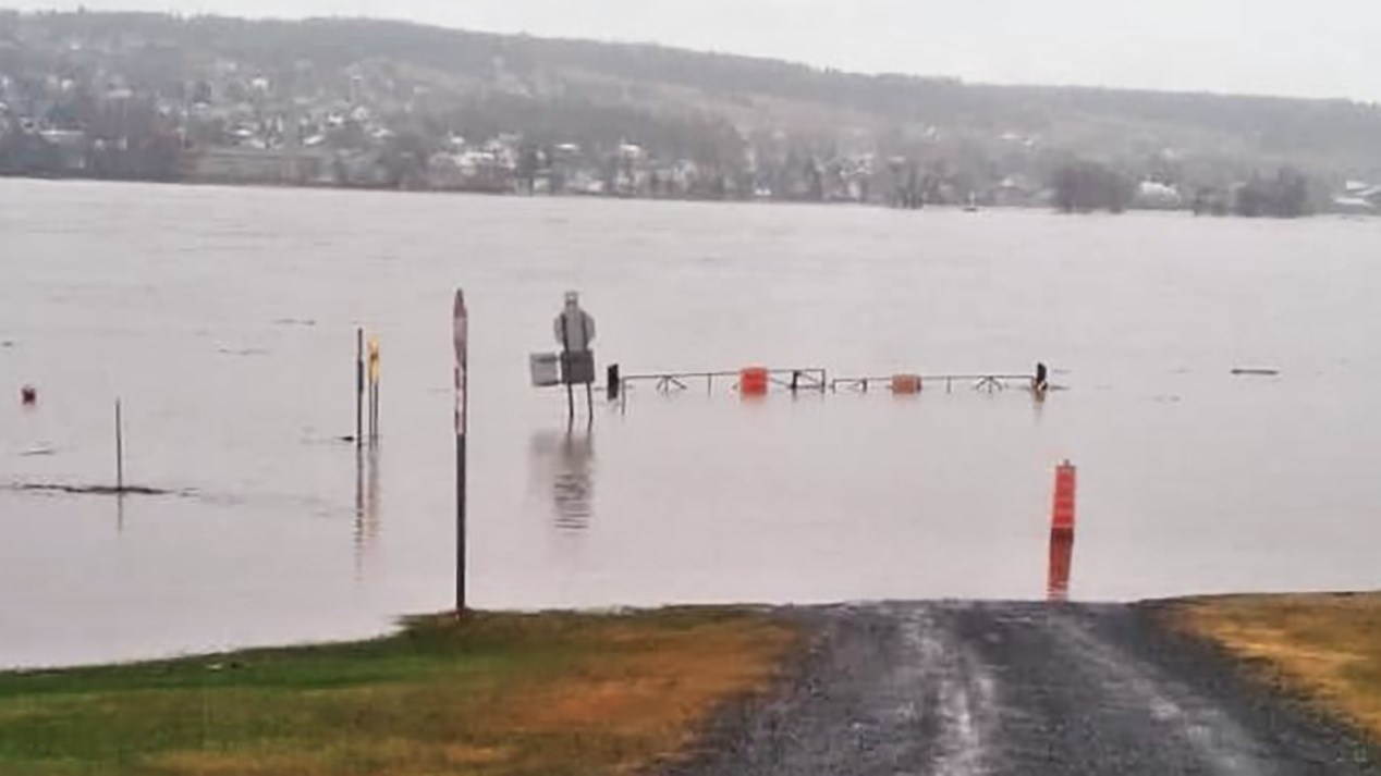 L'état des inondations à Saint-Joseph-des-Érables, près de l'intersection du Rang des Érables et de la route Lagueux (route 276), lundi matin le 30 avril 2018.