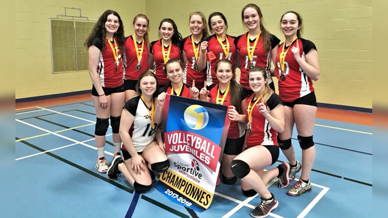 L'équipe juvénile en volleyball de la polyvalente de Saint-Georges.