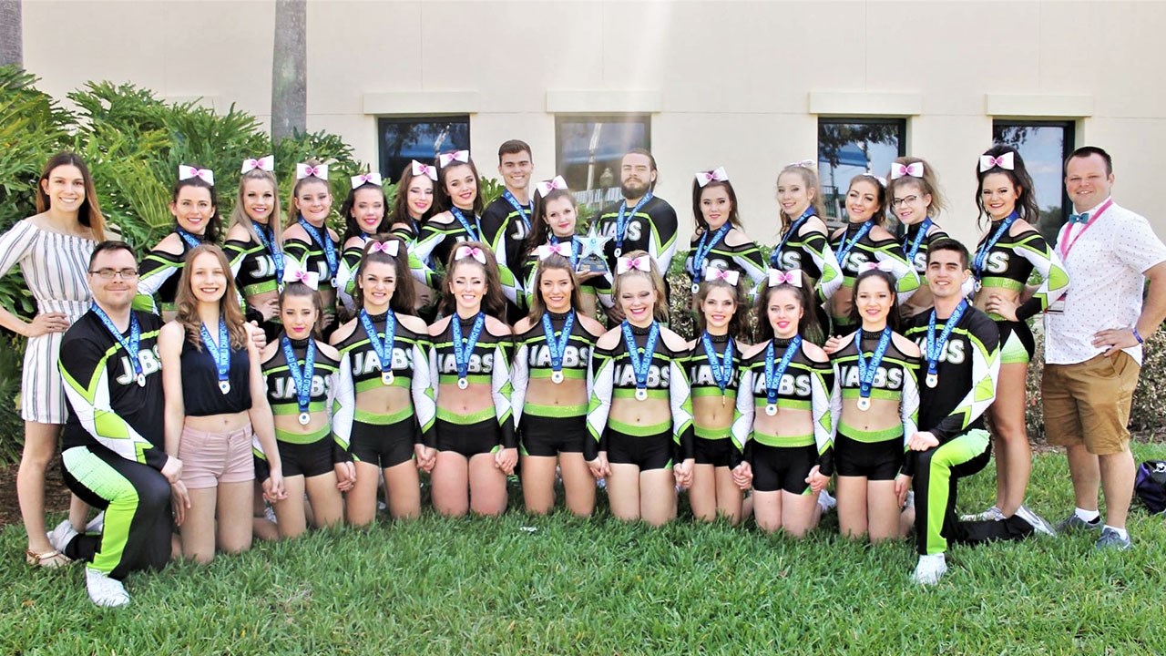 L'équipe de l'Ultimate Knock-Out des Jabs de Saint-Joseph-de-Beauce, formée de 25 athlètes, soit 21 filles et 4 garçons, en compagnie de leurs coachs Hugo Vachon et Jessica Lapointe, à Orlando, en Floride.